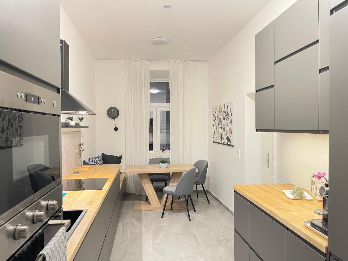 Big Apartment Wina Bagian luar foto